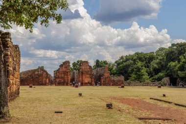 San Ignacio, Misiones, Arjantin - 5 Mayıs 2025: San Ignacio harabelerinde gezinen turistler.