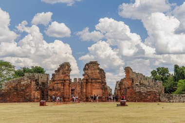 San Ignacio, Misiones, Arjantin - 5 Mayıs 2025: San Ignacio harabelerinde gezinen turistler.