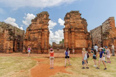 San Ignacio, Misiones, Arjantin - 5 Mayıs 2025: San Ignacio harabelerinde gezinen turistler.