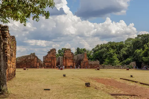 San Ignacio, Misiones, Arjantin - 5 Mayıs 2025: San Ignacio harabelerinde gezinen turistler.