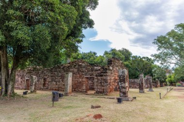 Misiones, Arjantin 'deki San Ignacio harabelerinde taş duvarlar..