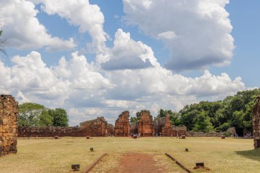 San Ignacio, Misiones, Arjantin - 5 Mayıs 2025: San Ignacio harabelerinde gezinen turistler.