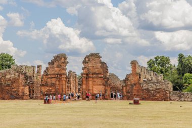 San Ignacio, Misiones, Arjantin - 5 Mayıs 2025: San Ignacio harabelerinde gezinen turistler.