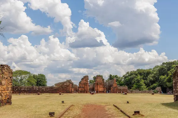 San Ignacio, Misiones, Arjantin - 5 Mayıs 2025: San Ignacio harabelerinde gezinen turistler.