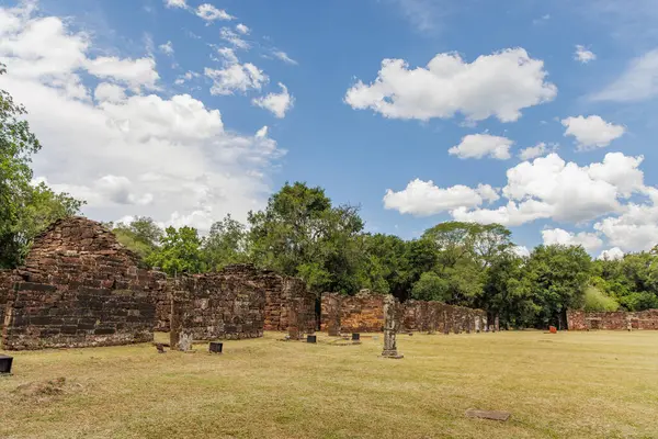 Misiones, Arjantin 'deki San Ignacio harabelerinde taş duvarlar..