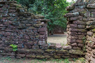 Misiones, Arjantin 'deki San Ignacio harabelerinde taş duvarlar..