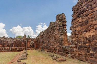 Misiones, Arjantin 'deki San Ignacio harabelerinde taş duvarlar..