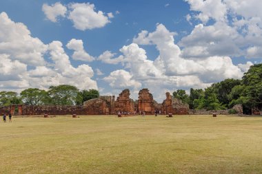San Ignacio, Misiones, Arjantin - 5 Mayıs 2025: San Ignacio harabelerinde gezinen turistler.