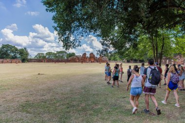 San Ignacio, Misiones, Arjantin - 5 Mayıs 2025: San Ignacio harabelerinde gezinen turistler.