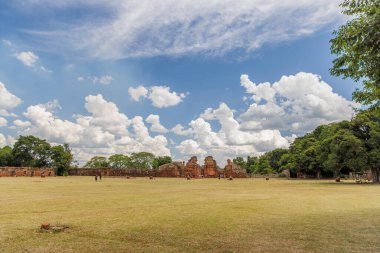 San Ignacio, Misiones, Arjantin - 5 Mayıs 2025: San Ignacio harabelerinde gezinen turistler.