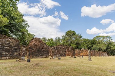Misiones, Arjantin 'deki San Ignacio harabelerinde taş duvarlar..
