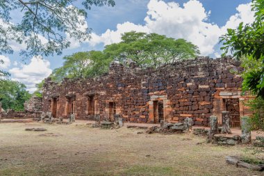 Misiones, Arjantin 'deki San Ignacio harabelerinde taş duvarlar..