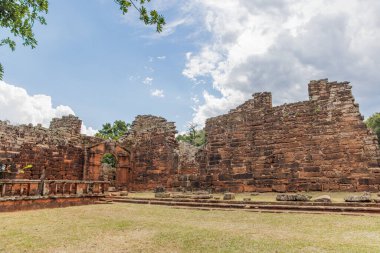 Misiones, Arjantin 'deki San Ignacio harabelerinde taş duvarlar..