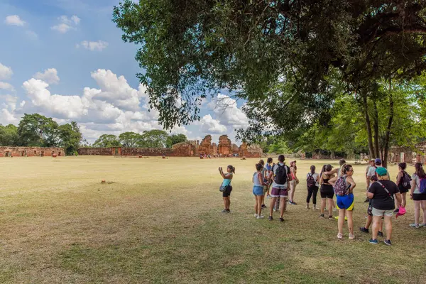 San Ignacio, Misiones, Arjantin - 5 Mayıs 2025: San Ignacio harabelerinde gezinen turistler.