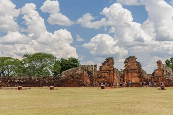 San Ignacio, Misiones, Arjantin - 5 Mayıs 2025: San Ignacio harabelerinde gezinen turistler.