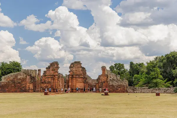 San Ignacio, Misiones, Arjantin - 5 Mayıs 2025: San Ignacio harabelerinde gezinen turistler.