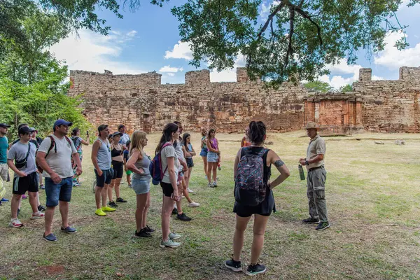 San Ignacio, Misiones, Arjantin - 5 Mayıs 2025: Bir grup turistle birlikte San Ignacio harabelerinde tur rehberliği.