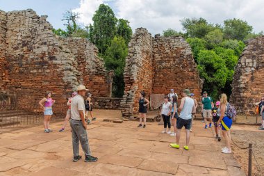 San Ignacio, Misiones, Arjantin - 5 Mayıs 2025: Bir grup turistle birlikte San Ignacio harabelerinde tur rehberliği.