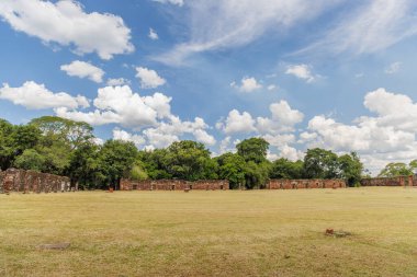 Misiones, Arjantin 'deki San Ignacio harabeleri üzerinde bulutlarla mavi gökyüzü.