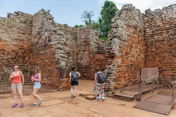 San Ignacio, Misiones, Arjantin - 5 Mayıs 2025: San Ignacio harabelerinde gezinen turistler.