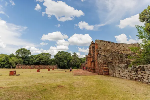 San Ignacio, Misiones, Arjantin - 5 Mayıs 2025: San Ignacio harabelerinde gezinen turistler.
