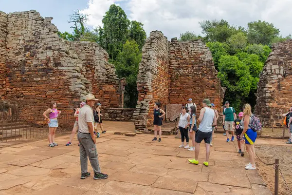 San Ignacio, Misiones, Arjantin - 5 Mayıs 2025: Bir grup turistle birlikte San Ignacio harabelerinde tur rehberliği.