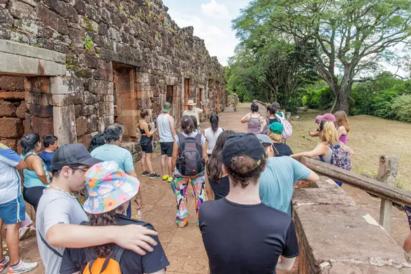 San Ignacio, Misiones, Arjantin - 5 Mayıs 2025: Bir grup turistle birlikte San Ignacio harabelerinde tur rehberliği.