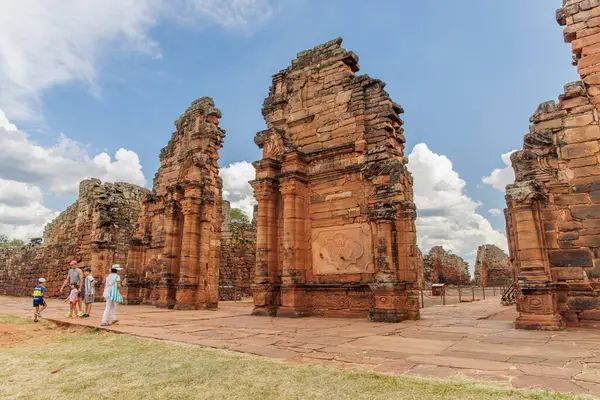 San Ignacio, Misiones, Arjantin - 5 Mayıs 2025: San Ignacio harabelerinde gezinen turistler.