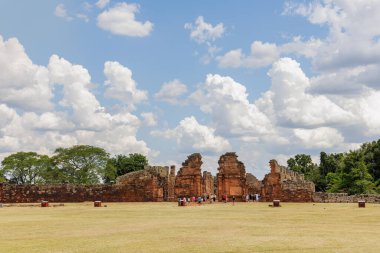 San Ignacio, Misiones, Arjantin - 5 Mayıs 2025: San Ignacio harabelerinde gezinen turistler.