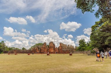 San Ignacio, Misiones, Arjantin - 5 Mayıs 2025: San Ignacio harabelerinde gezinen turistler.