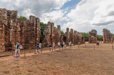 San Ignacio, Misiones, Arjantin - 5 Mayıs 2025: San Ignacio harabelerinde gezinen turistler.