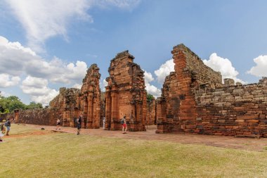 San Ignacio, Misiones, Arjantin - 5 Mayıs 2025: San Ignacio harabelerinde gezinen turistler.