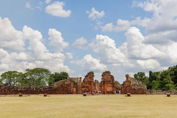 San Ignacio, Misiones, Arjantin - 5 Mayıs 2025: San Ignacio harabelerinde gezinen turistler.