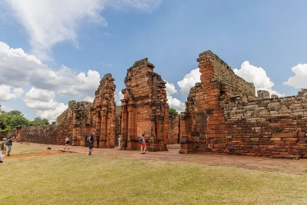 San Ignacio, Misiones, Arjantin - 5 Mayıs 2025: San Ignacio harabelerinde gezinen turistler.