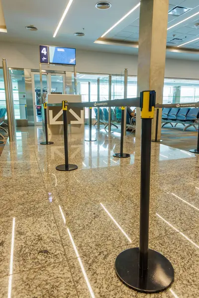 Puerto Iguazu, Misiones, Arjantin - 18 Mayıs 2025: Cataratas del Iguazu Uluslararası Havaalanı 'nın giriş kapısı.