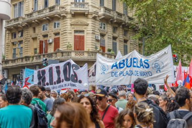 Buenos Aires, Arjantin - 24 Mart 2025: Buenos Aires Anma Günü 'nde bayraklar.