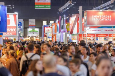 Buenos Aires, Arjantin - 2 Nisan 2025: Yüzlerce insan Buenos Aires kitap fuarının koridorlarında yürüyor.