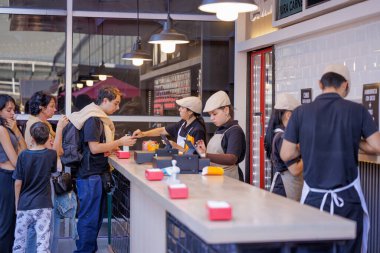 Buenos Aires, Arjantin - 2 Nisan 2025: Buenos Aires kitap fuarında fast food standı.