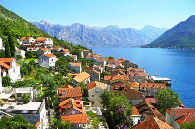 Karadağ 'ın Perast kentinin St. Nicholas çan kulesinden görünüşü     