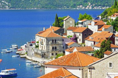 Perast 'ın batı ucu ve şehir müzesi manzarası.