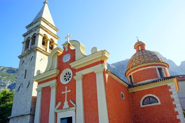 Karadağ 'ın Kotor kenti yakınlarındaki Dobrota köyünün bir simgesi olan St. Matthew Kilisesi' ne tepeden tırnağa bakın..