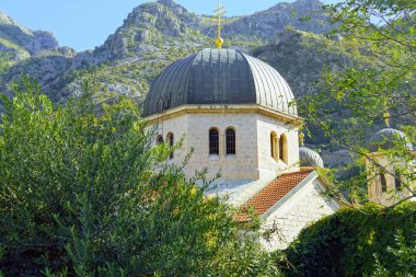 Kotor 'un ana Ortodoks kilisesi olan St. Nicholas Kilisesi' nin kubbesi, yeşillik ve dağların zeminine karşıdır (Karadağ).