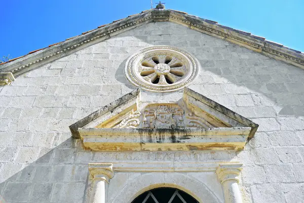 Karadağ 'ın Perast kentindeki Meryem Ana Kilisesi' nin ön cephesinde barok dekoru