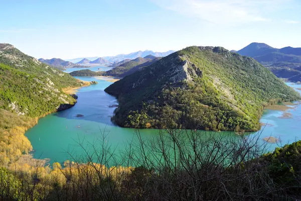 Crnojevica Nehri, Skadar Gölü ve Karadağ 'ın popüler Pavlova tabakasından dağların manzarası