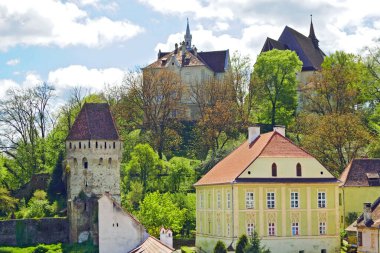 Eski Sighisoara Kasabası 'nın üst kesimindeki mimariye Saat Kulesi' nin manzarası: Tinsmiths Kulesi, Tepedeki Kilise, eski okul ve diğer binalar (Transilvanya, Romanya))