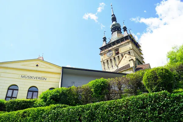 Romanya 'nın Sighisoara kentinin ana cazibesinin dipteki görüntüsü - Eski Kentin üst kısmında inşa edilen Saat Kulesi