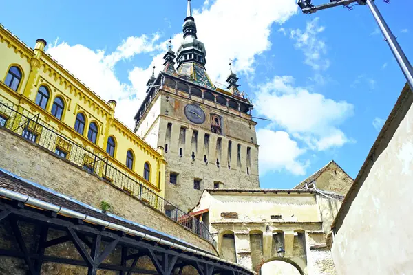 Romanya 'nın en güzel kulelerinden biri: Eski Sighisoara kasabasındaki Saat Kulesi ve yakınındaki binalar