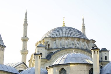 İstanbul, Türkiye 'deki Büyük Çarşı yakınlarında inşa edilen Sultan Nuruosmaniye Camii' nin kubbeleri ve minareleri