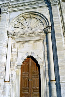 İstanbul 'un tarihi yarımadasındaki Fatih belediyesinden Nuruosmaniye Camii' nin yan kapısının dış görünüşü