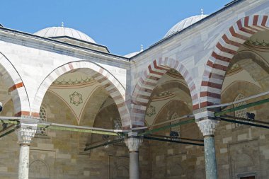 İstanbul 'daki Fatih Camii' nin avlusunun bir parçası: taş sütunlar ve kemerler.